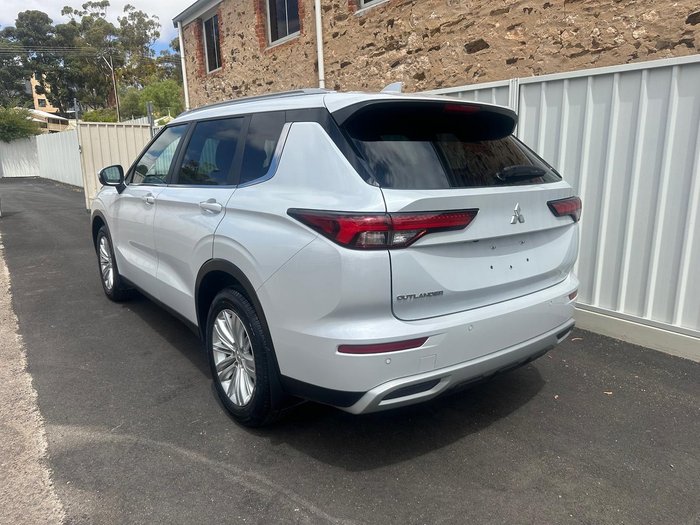 2022 Mitsubishi Outlander LS