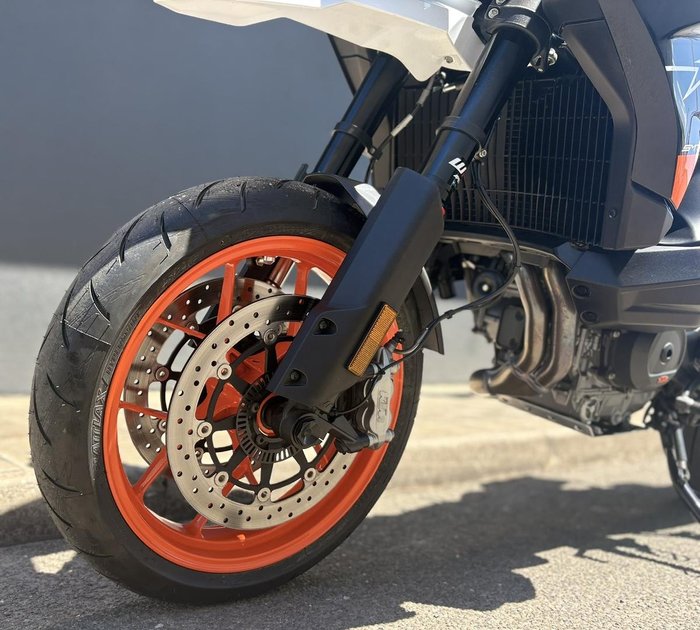 2023 KTM 890 SMT