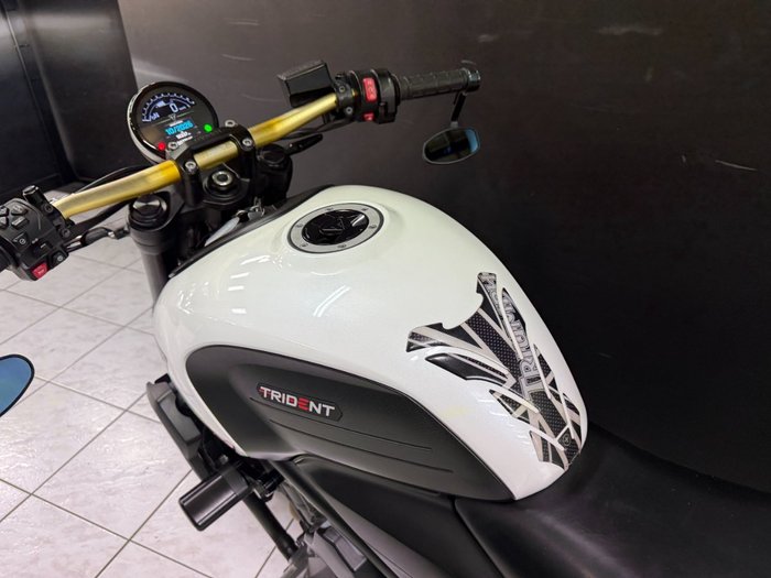 2022 TRIUMPH TRIDENT 660 White