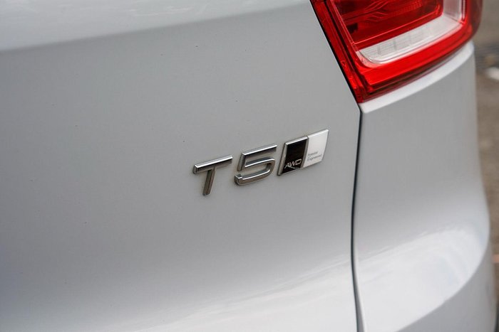 2021 Volvo XC40 T5 R-Design