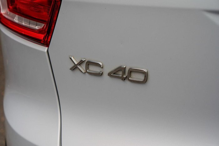 2021 Volvo XC40 T5 R-Design