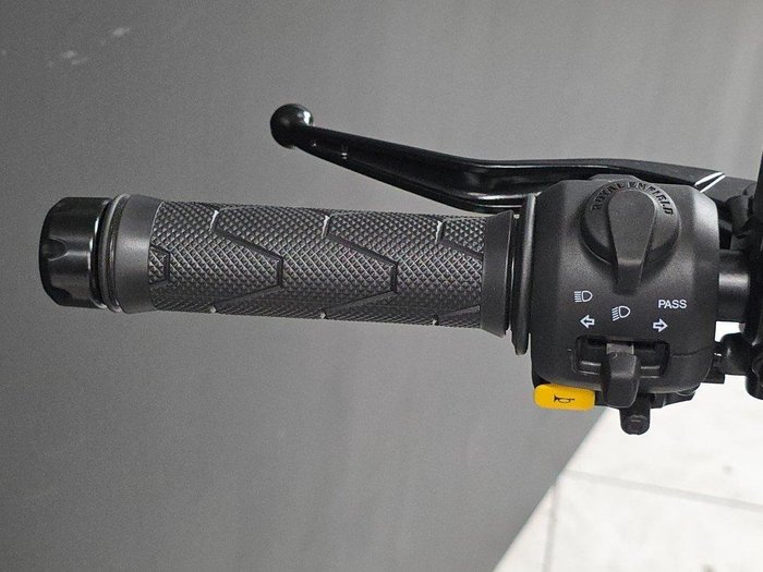 2025 Royal Enfield 2025 Royal Enfield 450CC GUERILLA 450 Road Silver