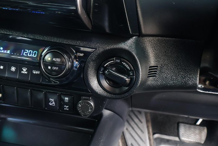 2023 Toyota Hilux SR5