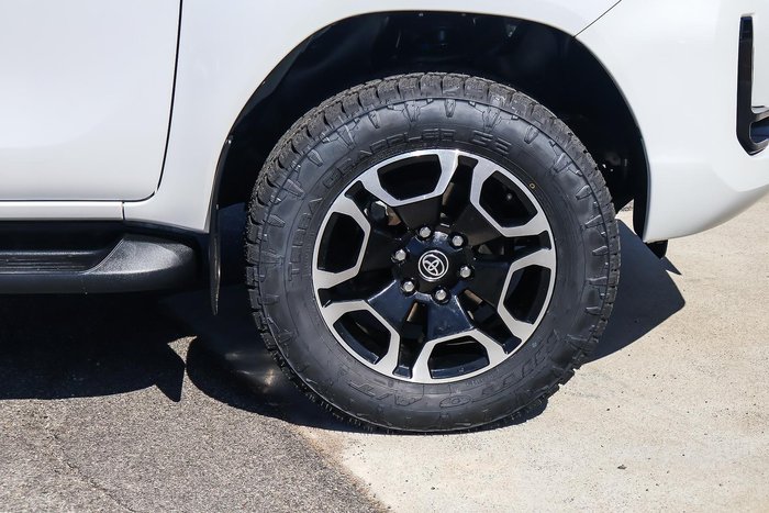 2023 Toyota Hilux SR5