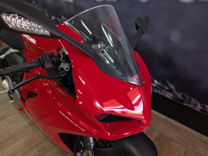 2024 DUCATI PANIGALE V2 RED
