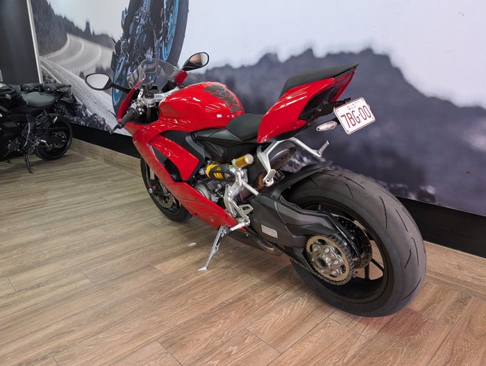 2024 DUCATI PANIGALE V2 RED