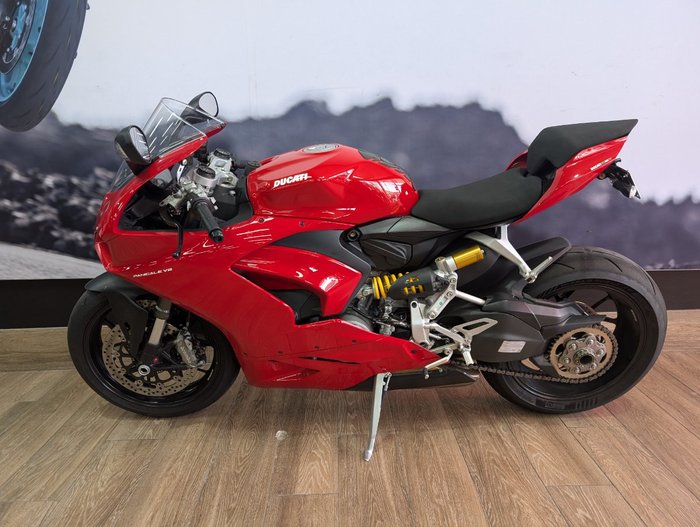 2024 DUCATI PANIGALE V2 RED
