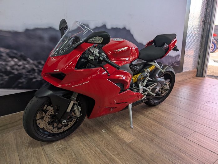 2024 DUCATI PANIGALE V2 RED