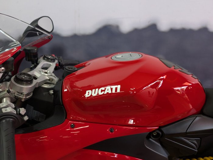 2024 DUCATI PANIGALE V2 RED