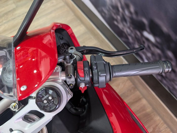 2024 DUCATI PANIGALE V2 RED