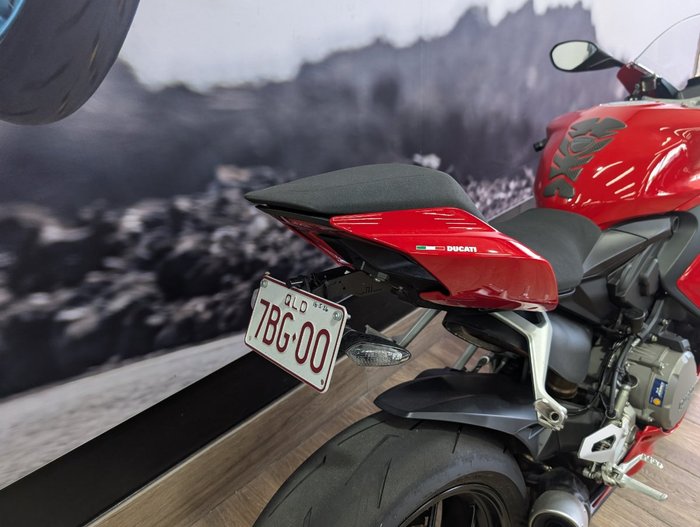 2024 DUCATI PANIGALE V2 RED