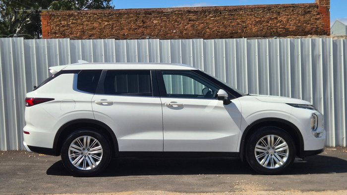 2023 Mitsubishi Outlander LS