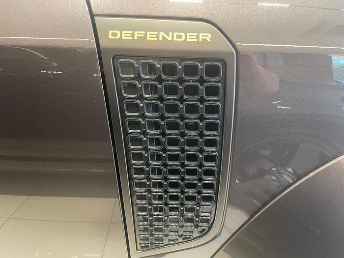 2025 Land Rover Defender 110 P635 OCTA L663 MY25.5 AWD Charente Grey