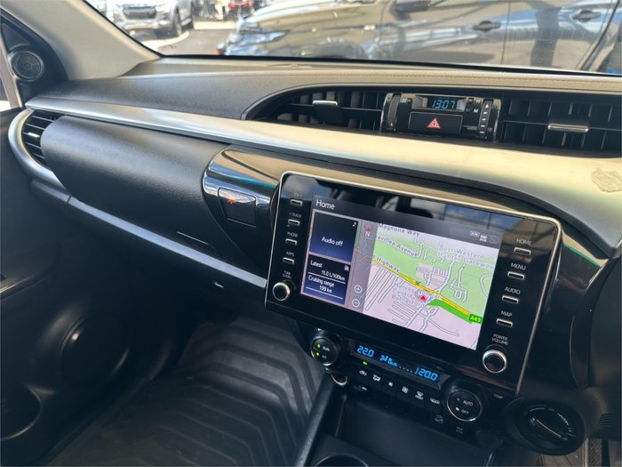 2021 TOYOTA HILUX SR5 (4x4)