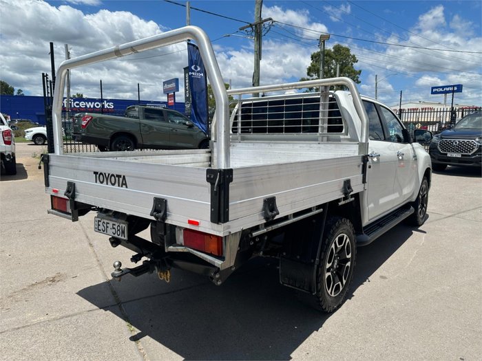 2021 TOYOTA HILUX SR5 (4x4)