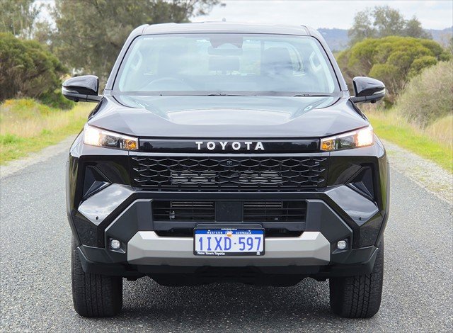 2025 Toyota Hilux SR