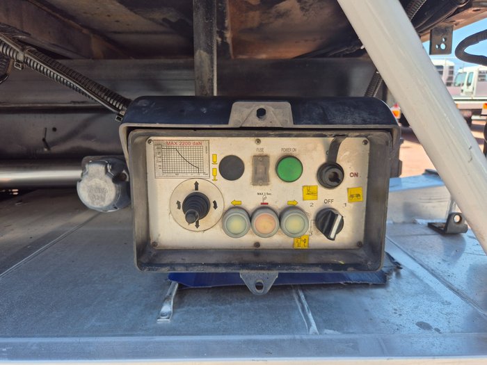 2015 Isuzu Trucks FVD1000 AUTO 50CM3 Van and Lift