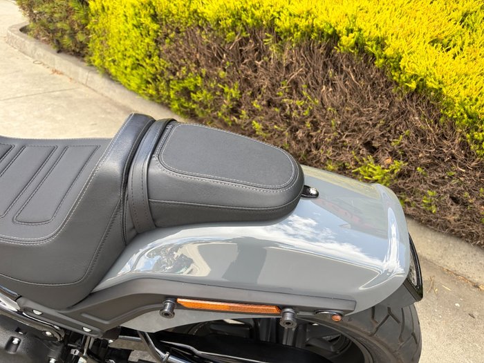 2022 HARLEY-DAVIDSON FXFBS FAT BOB (114) Grey