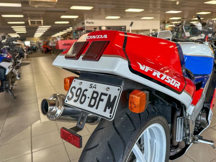 1987 Honda VFR750R (RC30) VFR White