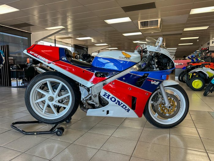1987 Honda VFR750R (RC30) VFR White