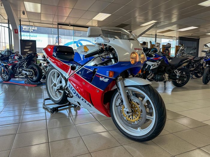 1987 Honda VFR750R (RC30) VFR White