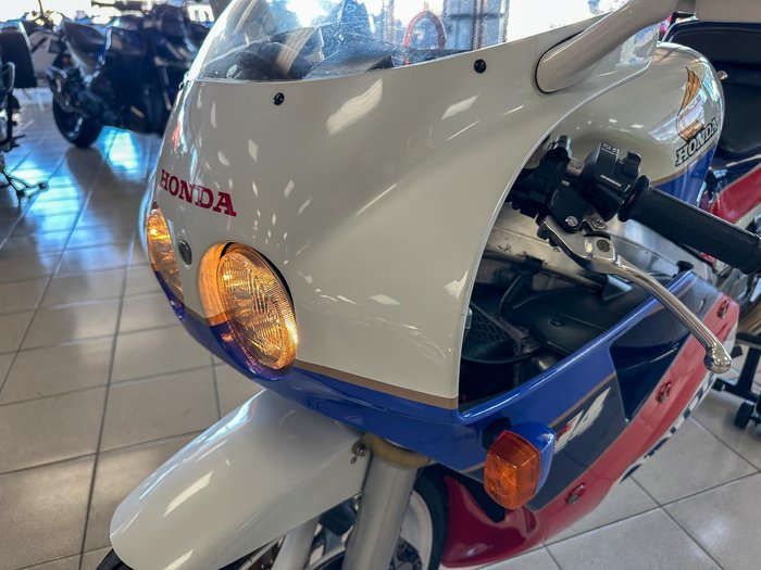 1987 Honda VFR750R (RC30) VFR White