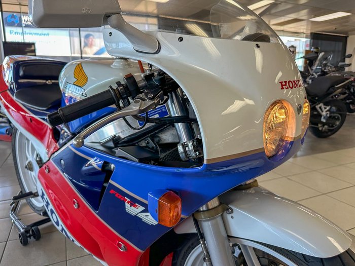 1987 Honda VFR750R (RC30) VFR White