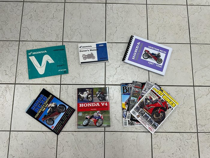 1987 Honda VFR750R (RC30) VFR White