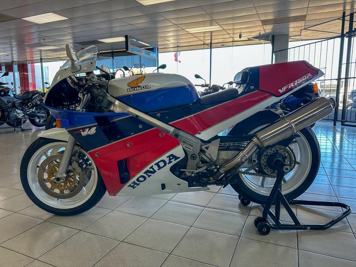 1987 Honda VFR750R (RC30) VFR White