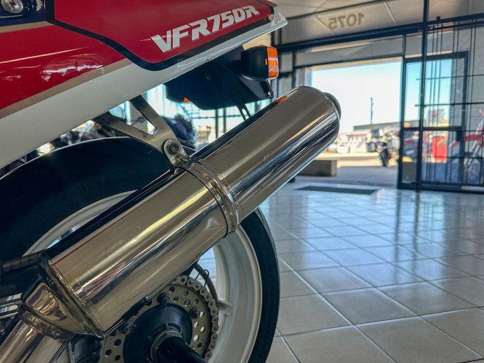 1987 Honda VFR750R (RC30) VFR White