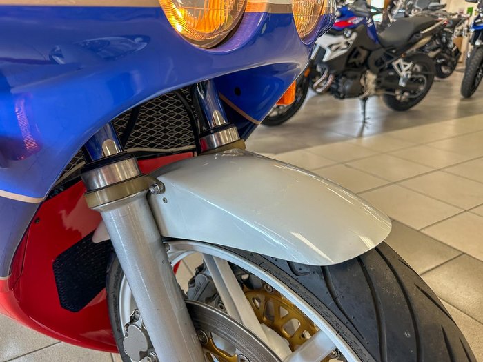 1987 Honda VFR750R (RC30) VFR White