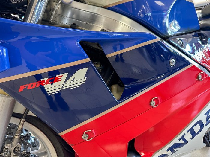 1987 Honda VFR750R (RC30) VFR White