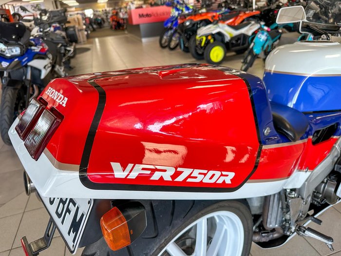 1987 Honda VFR750R (RC30) VFR White