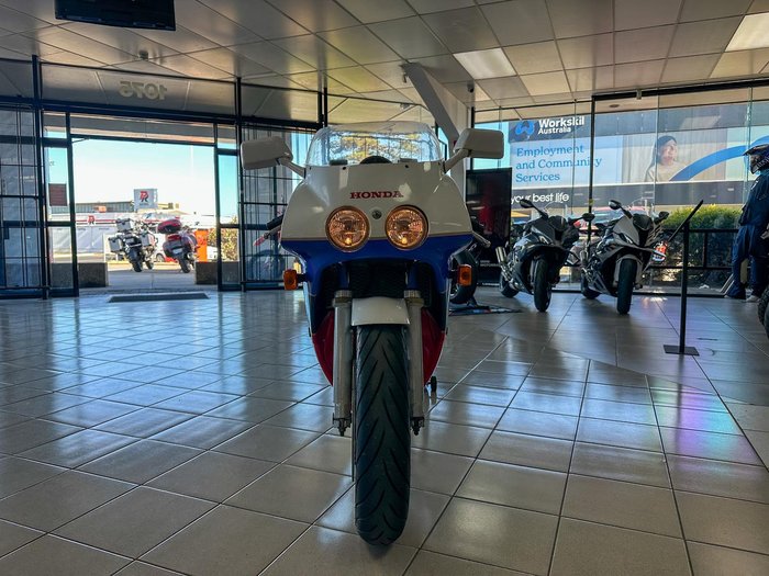 1987 Honda VFR750R (RC30) VFR White