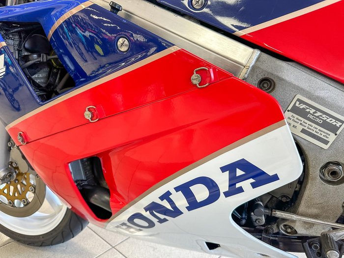 1987 Honda VFR750R (RC30) VFR White