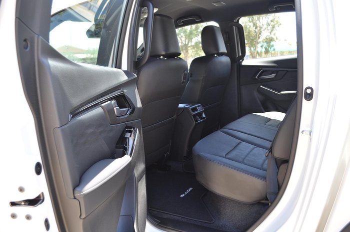 2025 Isuzu D-MAX BLADE