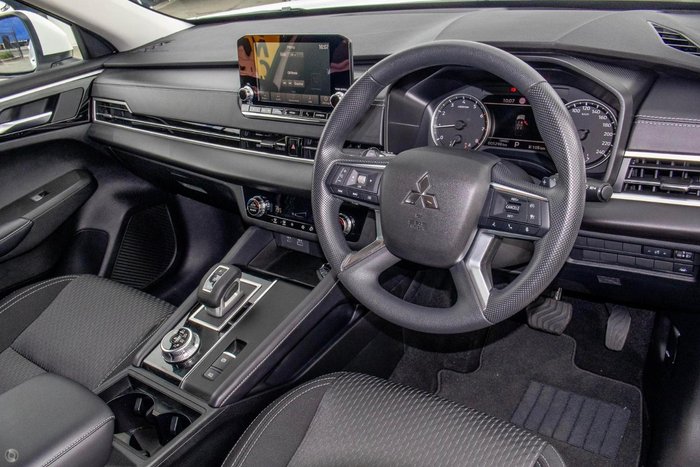 2024 Mitsubishi Outlander ES