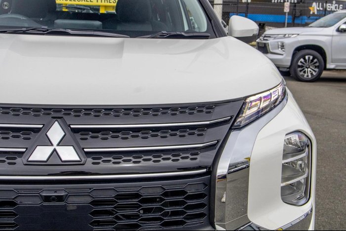 2024 Mitsubishi Outlander ES
