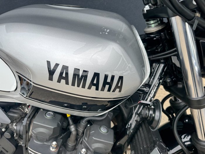 2016 Yamaha XJR1300 SILVER