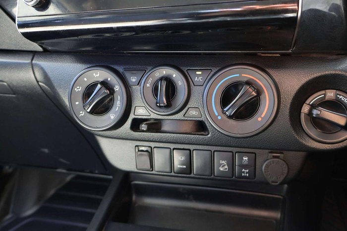 2022 Toyota Hilux SR