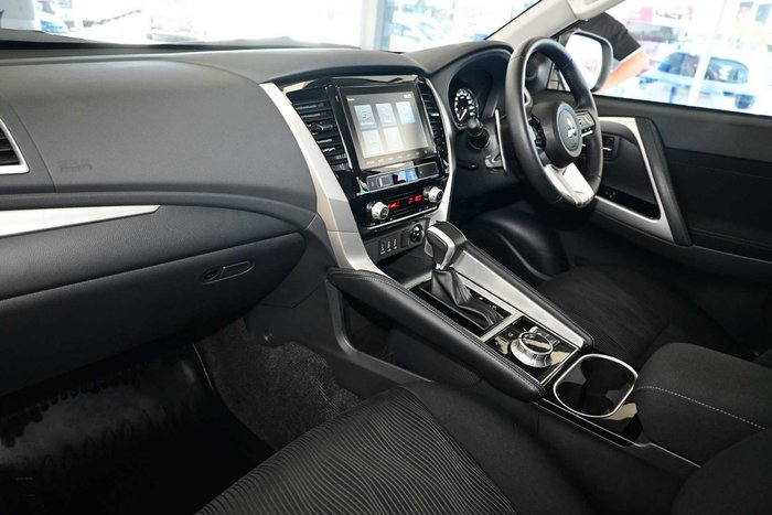 2025 Mitsubishi Pajero Sport GLX