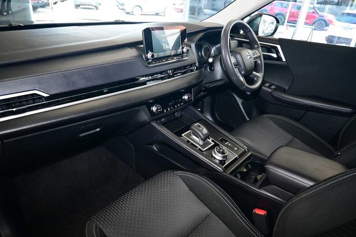 2024 Mitsubishi Outlander ES