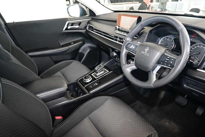 2024 Mitsubishi Outlander ES