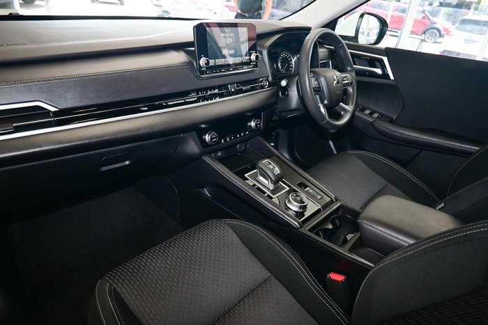 2024 Mitsubishi Outlander ES