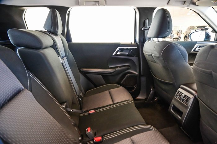 2024 Mitsubishi Outlander ES