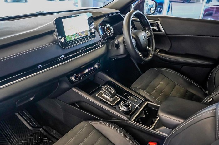 2023 Mitsubishi Outlander LS Black Edition