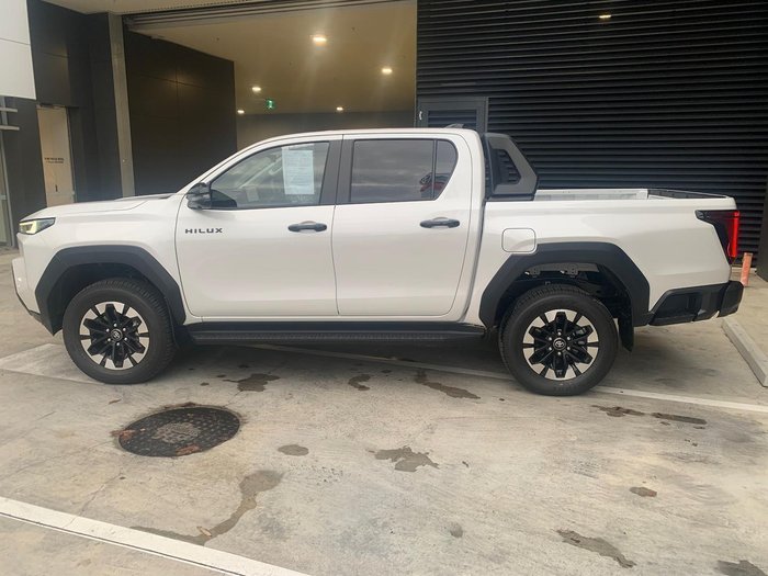 2025 Toyota Hilux SR5