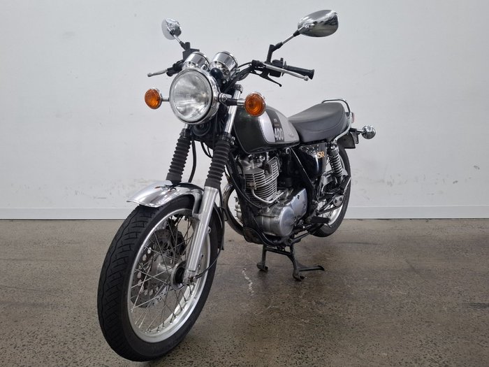 2017 Yamaha SR400 Green