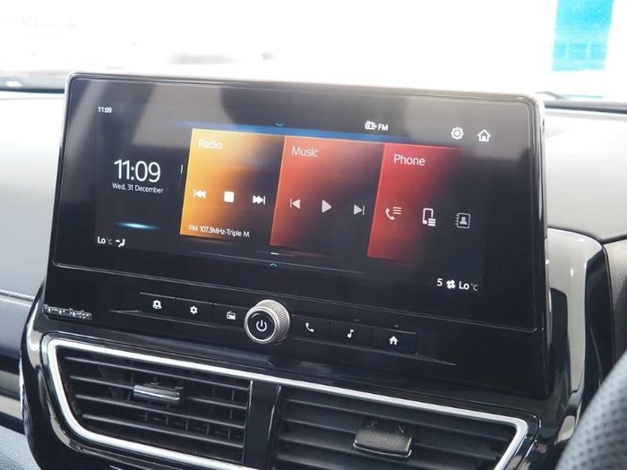 2025 Mahindra XUV3XO AX7L