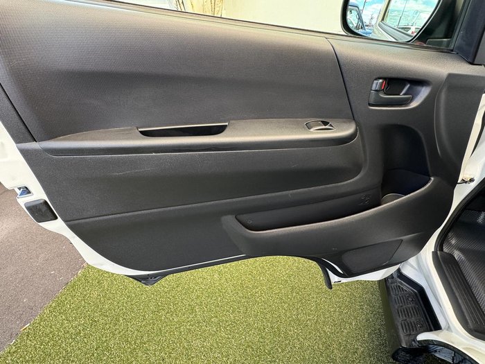 2017 Toyota Hiace Commuter